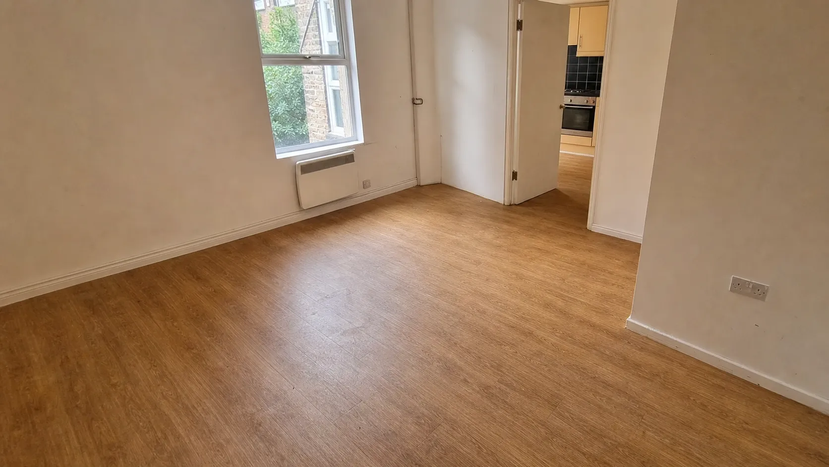 London flat before and after Oxload end-of-tenancy rubbish clearance — after